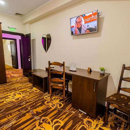 Hostel Parc Фэлтичени Экстерьер фото