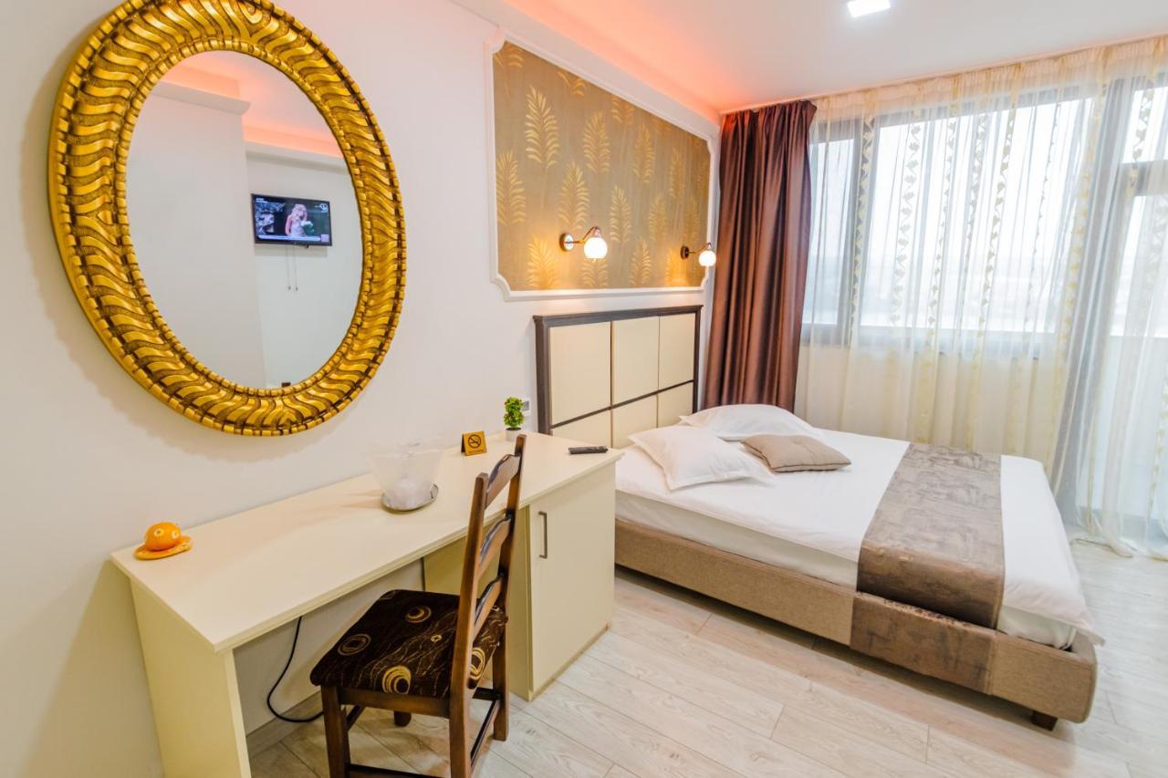Hostel Parc Фэлтичени Экстерьер фото