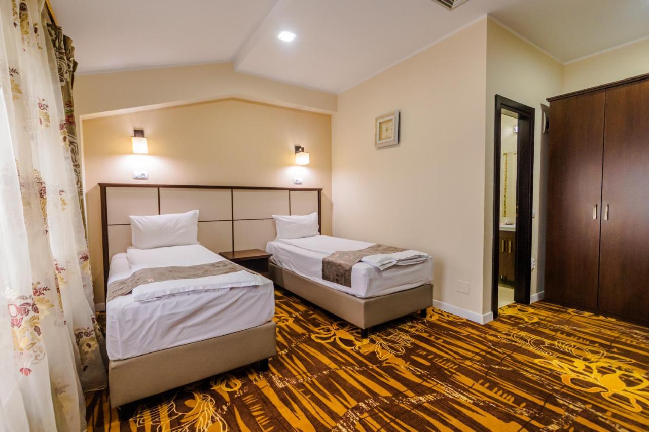 Hostel Parc Фэлтичени Экстерьер фото