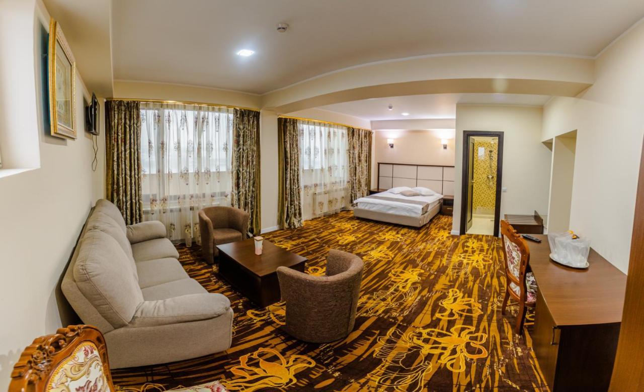 Hostel Parc Фэлтичени Экстерьер фото