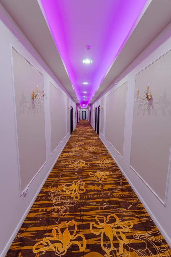 Hostel Parc Фэлтичени Экстерьер фото