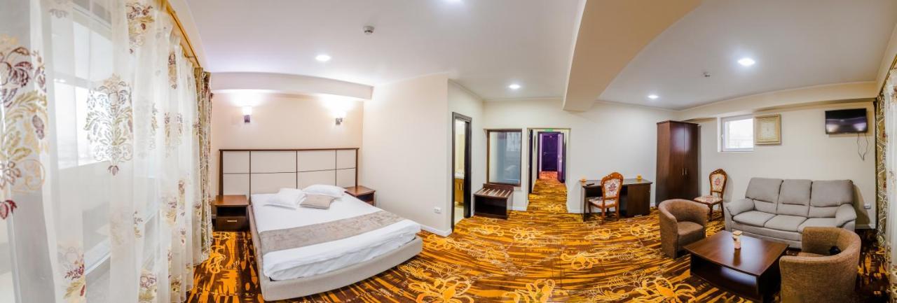 Hostel Parc Фэлтичени Экстерьер фото