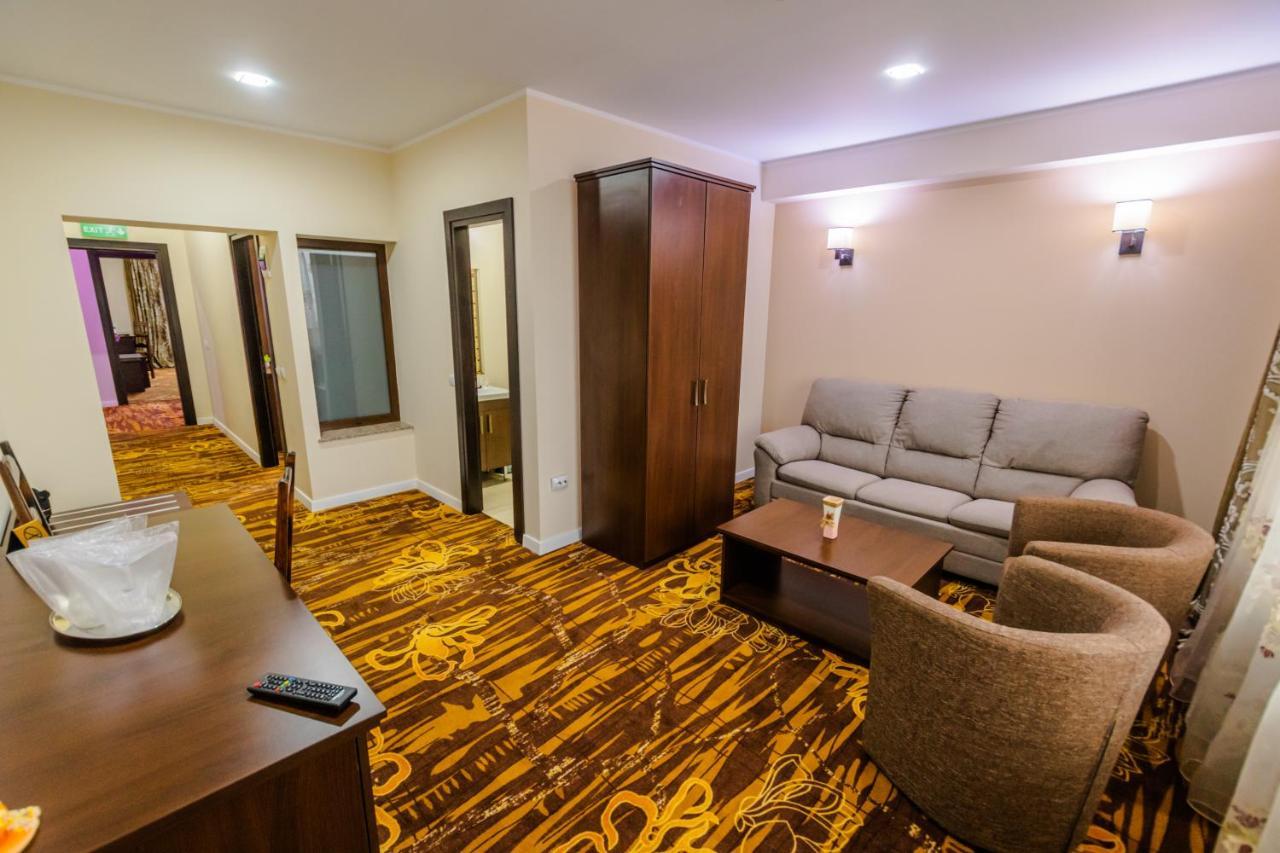 Hostel Parc Фэлтичени Экстерьер фото